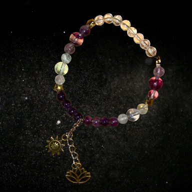 Bracelet coloré en perles avec pendentifs soleil et lotus.