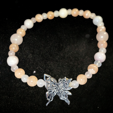 Bracelet composé de perles en pierre et d'un pendentif en forme de papillon.