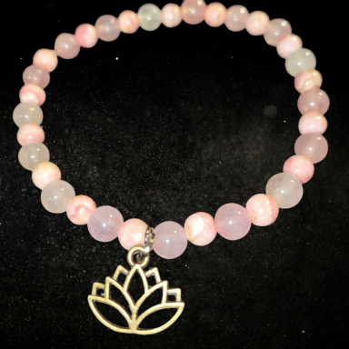 Bracelet en perles roses avec un pendentif en forme de fleur de lotus.